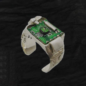 「Cyber Chic」エメラルドメカニカルリング