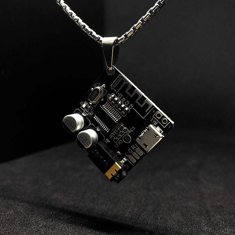 「Cyber Chic」ヒップスターネックレス